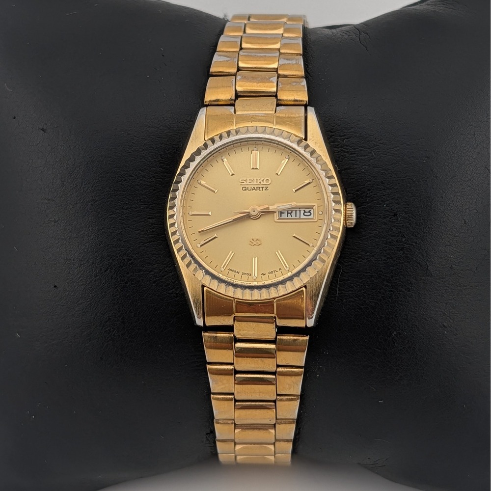 Vintage Seiko SQ Quartz Day Date Gold Tone Watch Fluted Bezel 3Y03-0169 6"